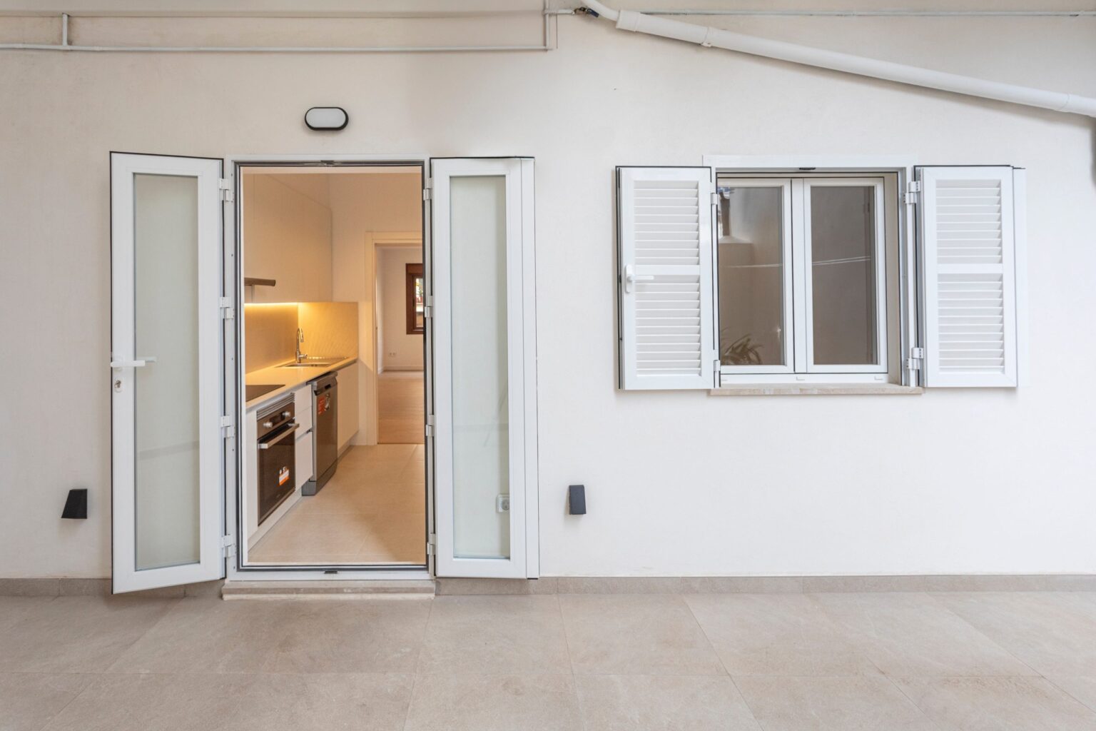 Acabados finales de porche de hormigón visto en chalet de construcción de obra nueva en Mallorca.