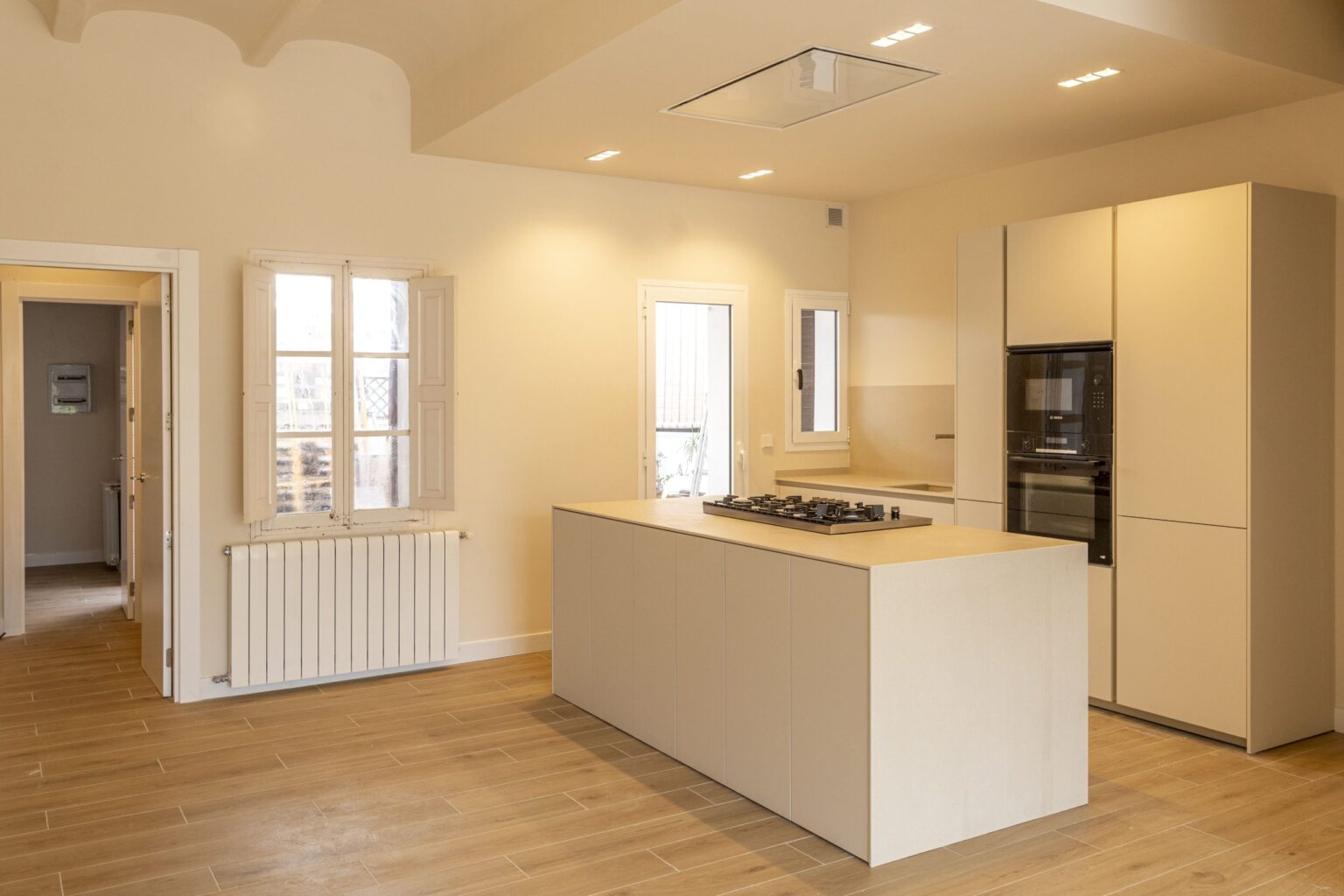 Llaves de la vivienda junto al dossier final tras concluir la construcción de obra nueva en Mallorca.
