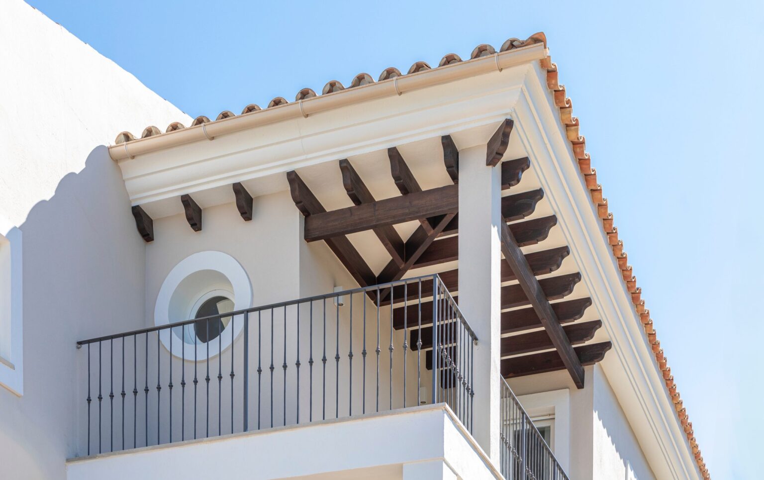 Foseados de luz LED indirecta integrados en el techo de una vivienda en reformas completas en Mallorca.