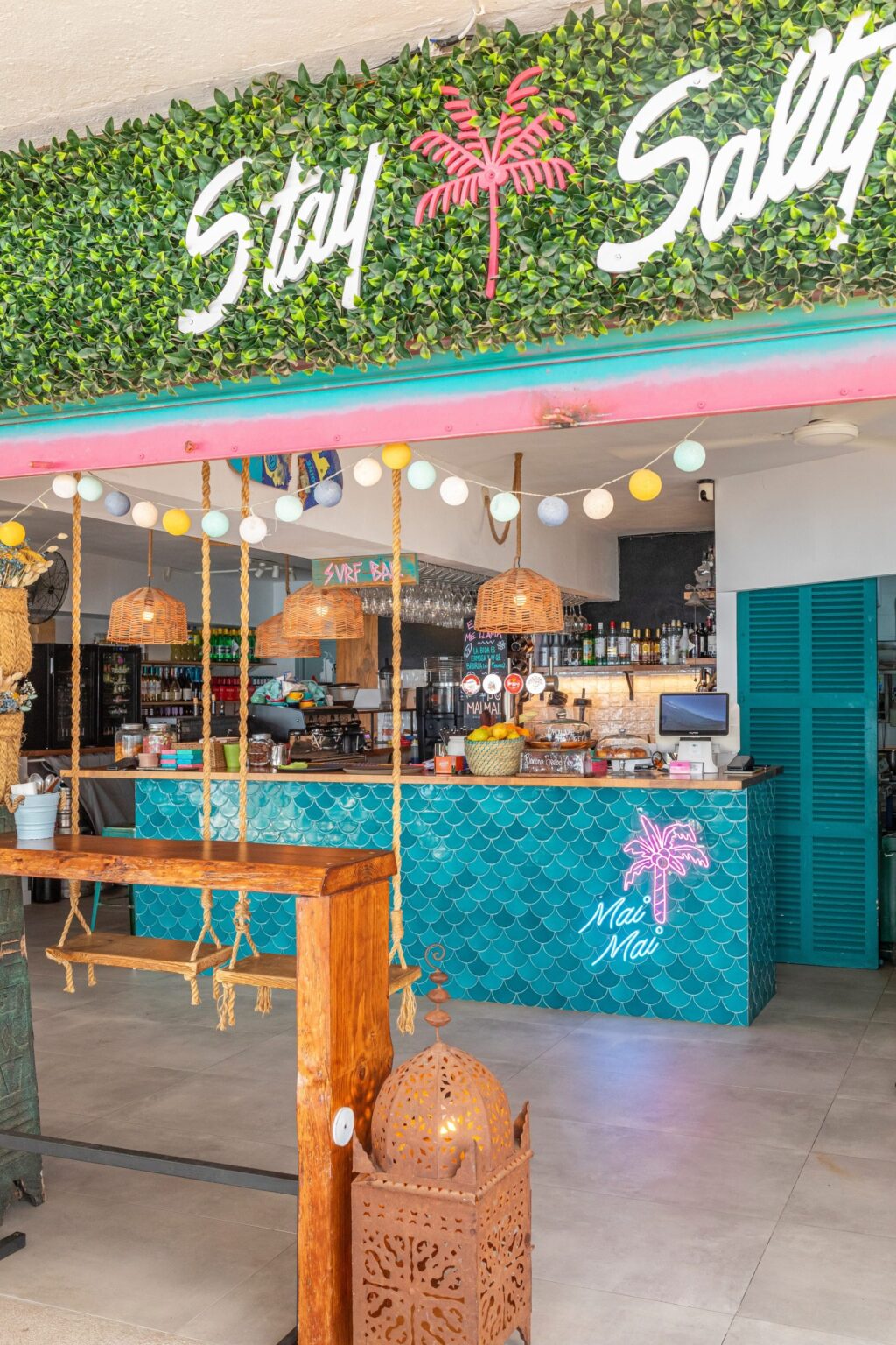 Antepecho de cocina revestido con microcemento hidráulico mediante reformas parciales en Mallorca.