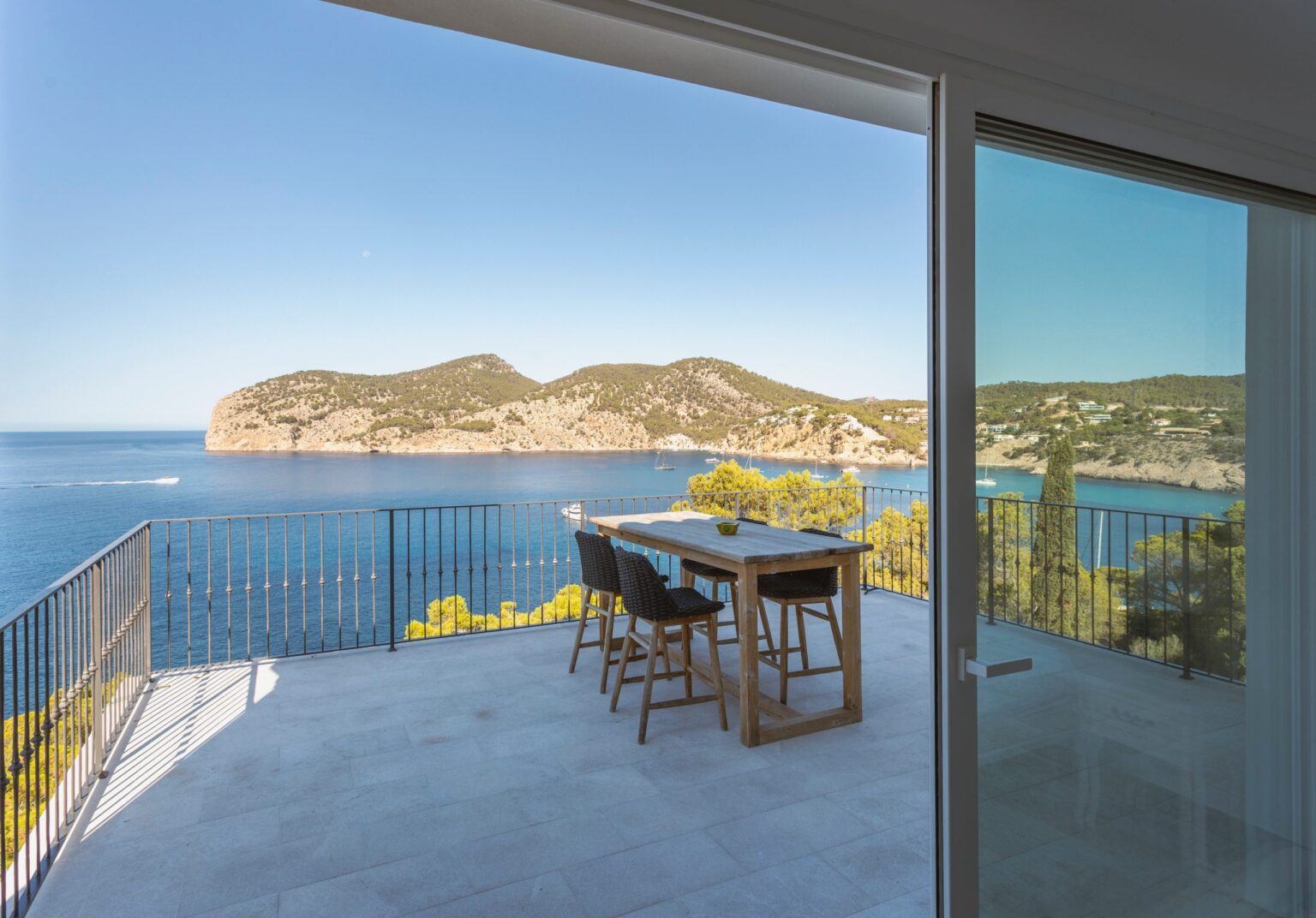 Montaje de muebles de cocina altos y bajos sin tiradores por la empresa de reformas parciales de baños y cocinas en Mallorca.