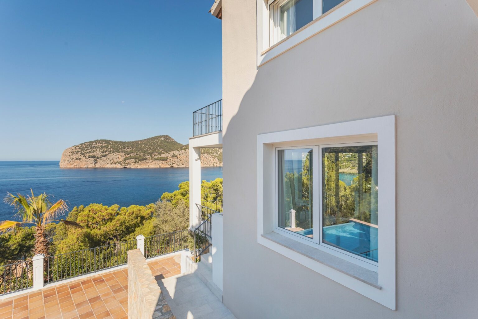 Rehabilitación de vigas de madera vistas en la reforma integral de una casa rústica en Mallorca.