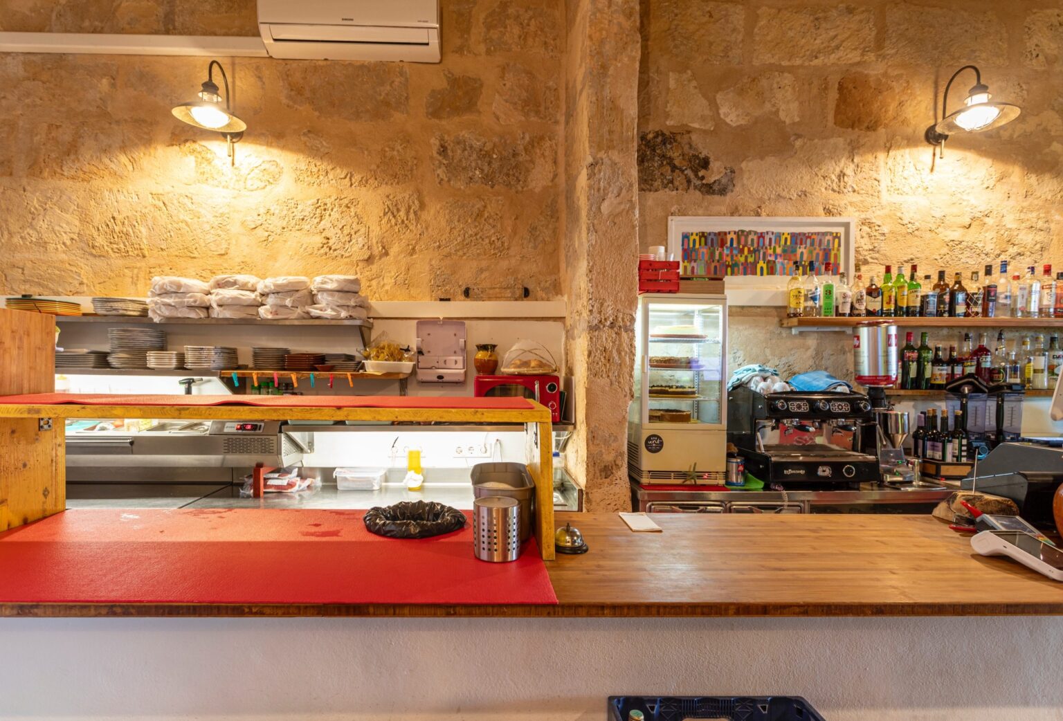 Distribución funcional en cocina pequeña optimizada gracias a reformas parciales en Mallorca.