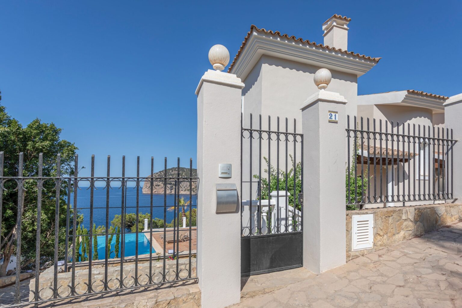 Colocación de lana de roca en cámaras de aire en servicio de reformas integrales en Mallorca para eficiencia energética.