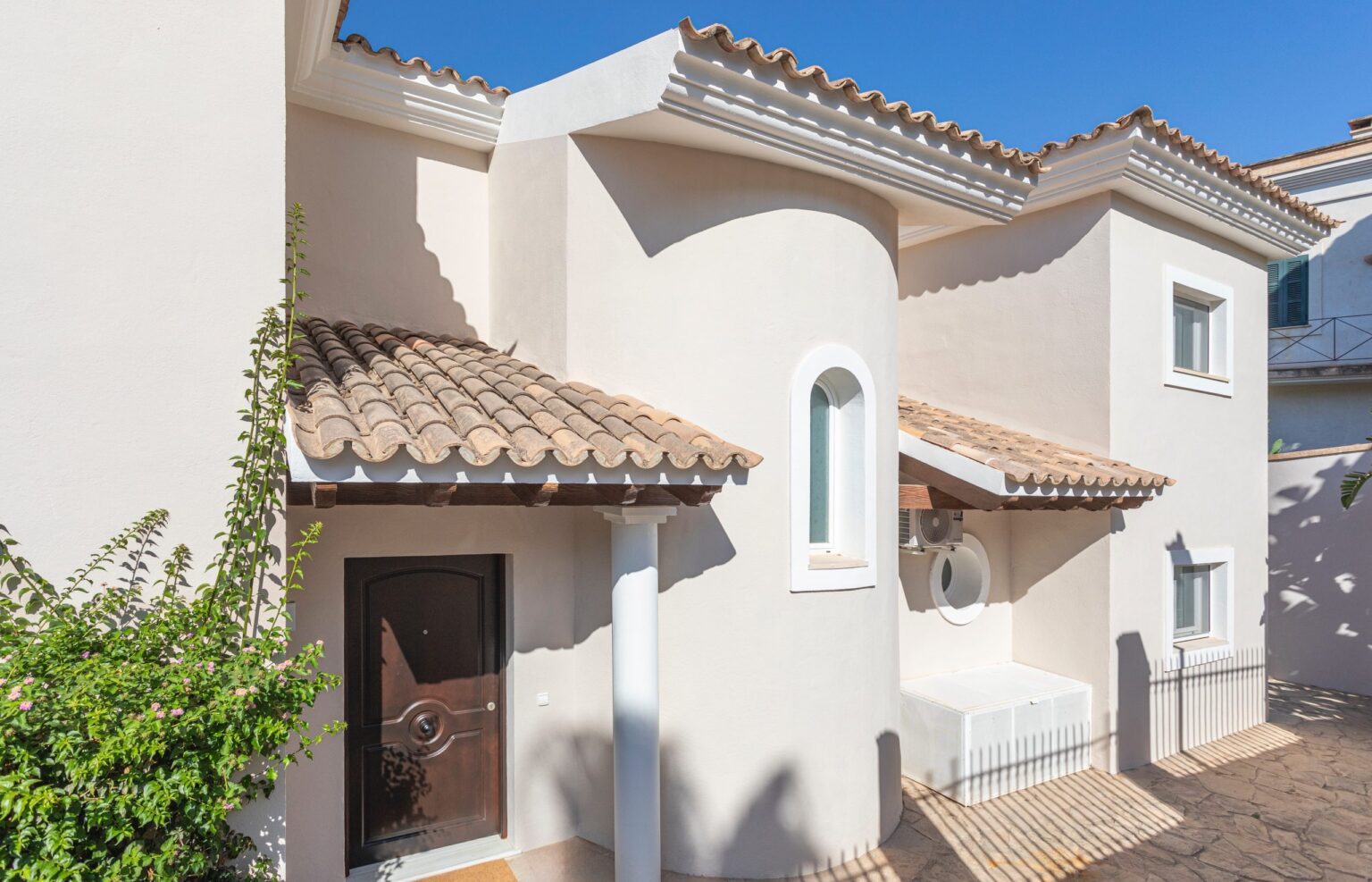 Instalación de puertas de paso lacadas en blanco en un proyecto de servicio de reformas integrales en Mallorca.