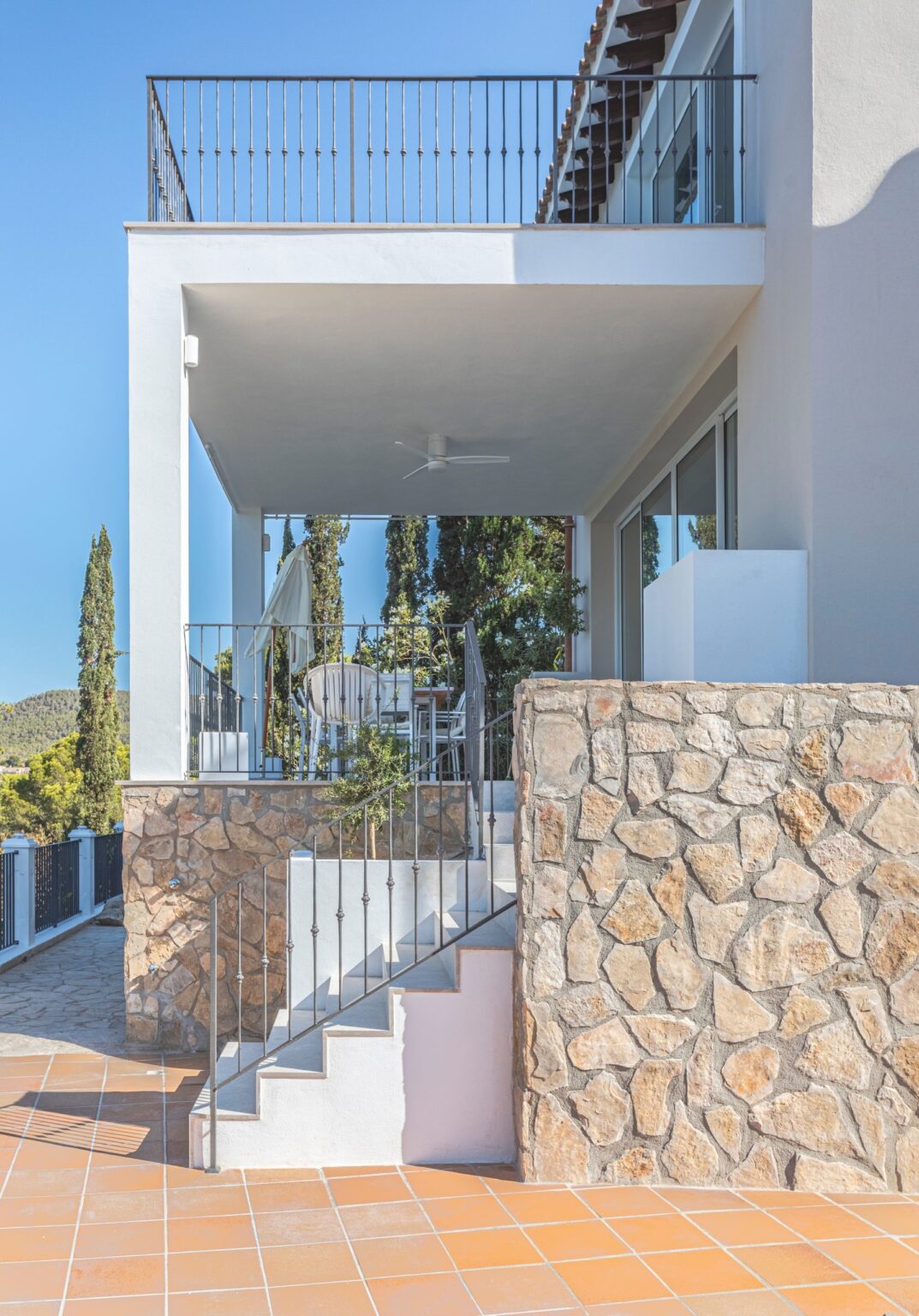 Transformación y reforma integral de un local comercial para oficinas modernas en Mallorca.