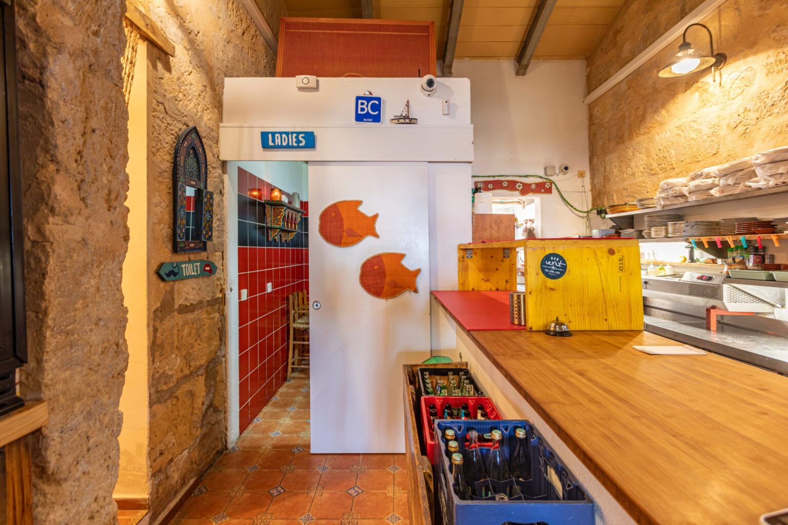 Suelo de gres porcelánico imitación madera colocado en reforma parcial de baño en Mallorca.