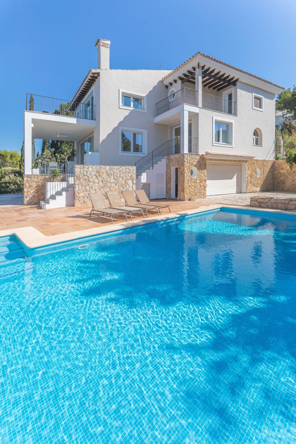 Encofrado de pilares metálicos durante la fase inicial de construcción de obra nueva en Mallorca.